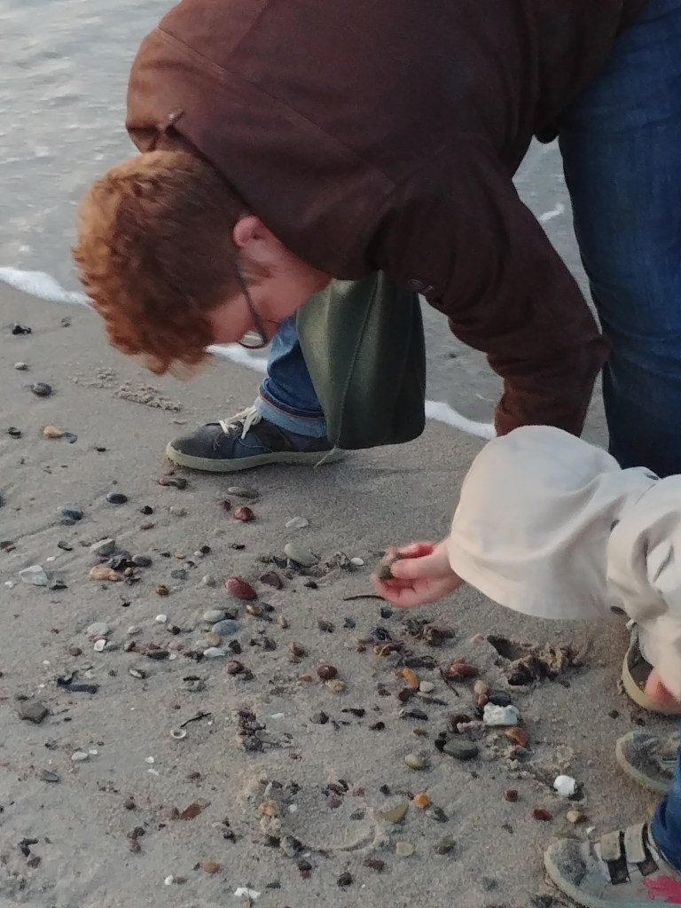 Ricardo und Jürgen suchen "Hühnergötter" (Ein Stein mit einem Loch).